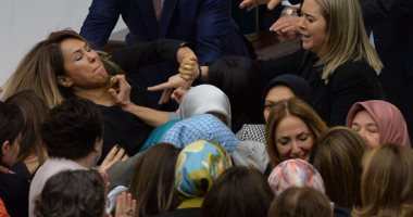 بالفيديو والصور.. اشتباكات بالأيدى بين نائبات البرلمان التركى