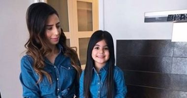 شاهد بالصور..الفاشونيستا التركية "ميرفى" وطفلتها بنفس الأزياء