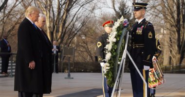 بالصور..ترامب يضع إكليلا من الزهور بمقبرة " أرلينجتون"الوطنية ضمن مراسم تنصيبه