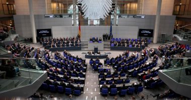 بالصور.. البرلمان الألمانى يحيى ذكرى ضحايا حادث الدهس ببرلين بجلسة صامته