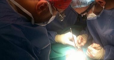 شاب يناشد وزير الصحة بإجراء جراحة لعلاجه من شلل الأطراف