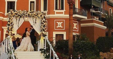 عمرو يوسف ينشر أبرز 3 لقطات من حفل زفافه عبر صفحته بـ"فيس بوك"
