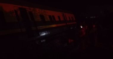 ننشر أول صور لحادث انقلاب قطار داخلى بين أسوان والأقصر