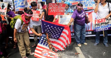 بالصور.. تظاهرات حاشدة قرب السفارة الأمريكية فى الفلبين ضد تنصيب ترامب