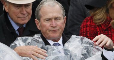بالصور.. جورج بوش يعانى مع المطر أثناء حفل تنصيب ترامب 