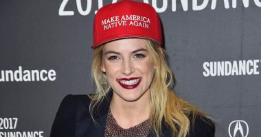 نجوم ضد ترامب.. رايلى كيو ترتدى قبعة تحمل شعارا مناهضا للرئيس الأمريكى