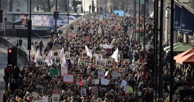 بالفيديو والصور: 80 ألف متظاهرة ضد ترامب فى الشوارع البريطانية 
