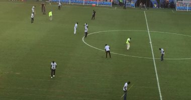 بالصور.. "ترقيع" ملعب "بورت جنتل" قبل مباراة مصر وأوغندا