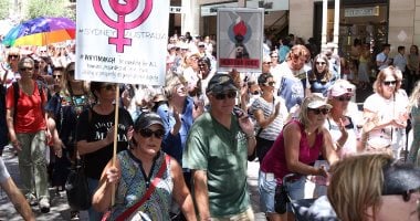 بالصور.. آلاف يحتجون ضد ترامب فى مسيرات الأخوات فى أستراليا ونيوزيلندا