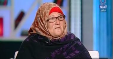 "بائعة الكتب".. خريجة الأزهر تبلغ 74 عامًا وتقيم على رصيف جامعة القاهرة
