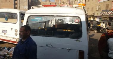 بالصور.. سيارات الأجرة بموقف "وراق العرب" بدون لوحات معدنية