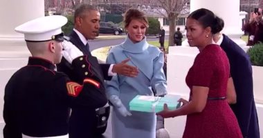بالفيديو.. ميشيل أوباما تتعرض لموقف محرج بعد تسلمها هدية من زوجة ترامب