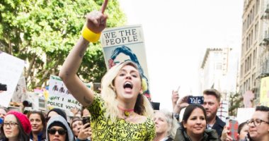 بالصور.. مايلى سايرس تروج لمنظمتها الخيرية فى مسيرة النساء ضد ترامب