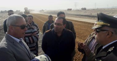محافظ السويس يتفقد طرق "مصر - إيران" لمتابعة أعمال التطوير والرصف