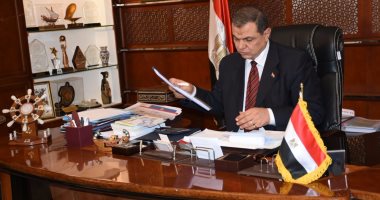 وزير القوى العاملة يتسلم أول نسخة جديدة من دليل التصنيف المهنى المصرى