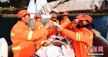بالصور.. مقاطعة بالصين تنظم إفطارا مجانيا لعمال النظافة والأمن على "يخوت"