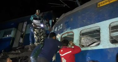 عمال الإنقاذ ينتشلون ضحايا قطار  خرج عن مساره بالهند