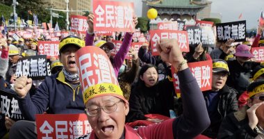 بالصور..10 ألاف متقاعد يتظاهرون ضد خطط إصلاح قانون المعاشات فى تايوان