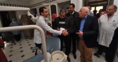 محافظ بورسعيد يفاجئ العاملين بالعيادة الخارجية بالمستشفى العام