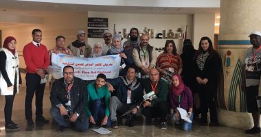 بالصور.. 29 فنانا تشكيليا من مصر ودول عربية يزورون مستشفى أورام الأقصر