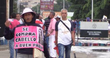 الأزمة الاقتصادية تتوالى بفنزويلا..وصحيفة:النساء يبعن شعورهن لسد احتياجاتهن