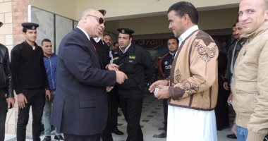 مدير أمن مطروح يسلم 5 رخص قيادة مجانا لمواطنين بمناسبة عيد الشرطة