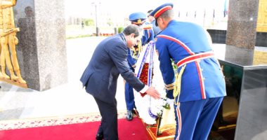 الرئيس السيسي يضع إكليل زهور على نصب شهداء الشرطة فى الاحتفال بعيدهم