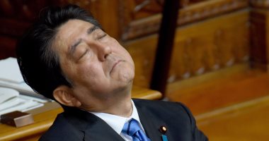 بالصور.. رئيس الوزراء اليابانى يختلس قيلولة داخل البرلمان 