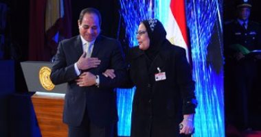 والدة الشهيد محمد أنور: قلت للرئيس دا ابنى الوحيد ومش خسارة فى مصر