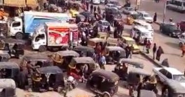 بالفيديو.. سير التوك توك عكس الاتجاه بحى الطوابق فى فيصل
