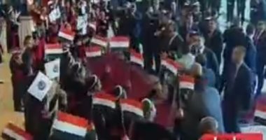 أطفال يستقبلون الرئيس السيسى بأعلام مصر  فور دخوله أكاديمية الشرطة
