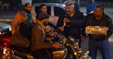 "مرور أسيوط" يحتفل بأعياد الشرطة بتوزيع الهدايا على المواطنين