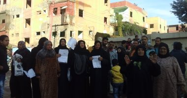 بالفيديو والصور.. 30 أسرة تطالب بتسليمهم وحدات سكنية بعد إزالة شققهم