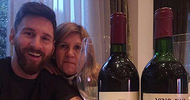بالصور.. ميسي يهدى والدته "زجاجتين" من الخمر فى عيد ميلادها الـ57