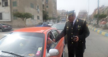 بالصور.. ضباط مديرية أمن الإسماعيلية يوزعون الورود على المواطنين بالشوارع