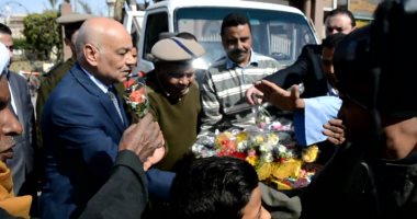مدير أمن قنا يوزع الورود على المواطنين فى ذكرى عيد الشرطة بميدان القنائى