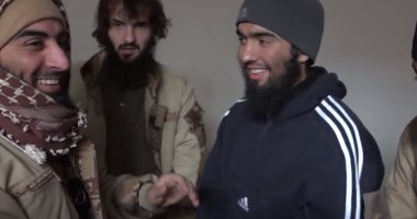 نتيجة طبيعية لغسيل الأدمغة.. فيديو لعناصر داعش يجرون قرعة لاختيار من يفجر نفسه