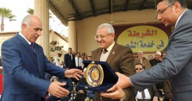 رئيس جامعة المنيا يهدى درع الجامعة لرجال الشرطة فى عيدهم الـ65 