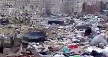 مواطنة بقرية "مسير" بكفر الشيخ تشكو من تراكم القمامة 