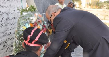 محافظ الوادى الجديد يهنئ رجال الشرطة بعيدهم ويضع إكليل الزهور على النصب التذكارى