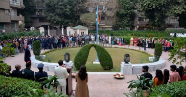 سفارة الهند بالقاهرة تحتفل بعيد الاستقلال الـ68 برفع العلم فى منزل السفير