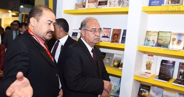 بالفيديو والصور...رئيس الوزراء يتفقد جناحى وزارة الدفاع والداخلية بمعرض الكتاب