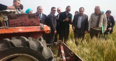 وزير الرى: الرئيس سيكرم فريق بحث نجح فى تجربة زراعة القمح مرتين بالعام