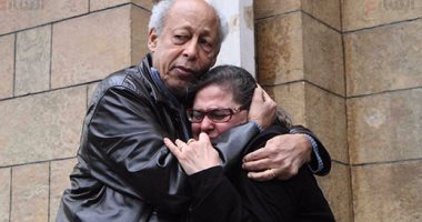 بالفيديو والصور.. انهيار ابنة سيد حجاب من البكاء لحظة وصول جثمانه مسجد الفاروق