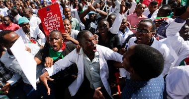 بالصور.. تظاهرة للأطباء فى كينيا تطالب برفع رواتبهم