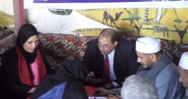 رئيس مدينة مرسى علم يحضر توثيق عقود زواج لـ24 عريس وعروسة