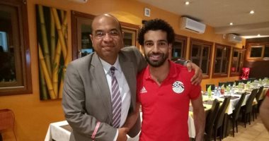 محمد صلاح والسفير المصرى يحتفلان بالتأهل لدور الـ8 مع جماهير الجابون