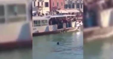 مئات الإيطاليين يتركون إفريقى يغرق وينهالوا عليه بالسباب فى فينيسيا