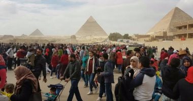 بالصور.. "الآثار": إقبال الزوار على الأهرامات ينبئ باستعادة حركة السياحة