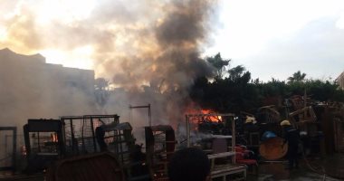 بالصور.. السيطرة على حريق فى سوق الجمعة غرب الإسكندرية